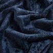 Jednolita, puszysta strona koca melrose przypominająca miękkie futerko, widoczna na jasnym tle.