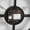 Zbliżenie na tylną część zegara z komorą na baterię aa oraz mechanizmem napędowym.