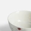 Zbliżenie na miskę z widocznym białym wnętrzem
