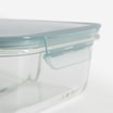 Zbliżenie na pokrywkę lunchboxa dripstop z silikonową uszczelką oraz bocznymi zatrzaskami.