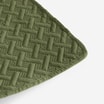 Zbliżenie na róg narzuty oraz jej strukturę