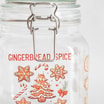 Zbliżenie na napis gingerbread spice i świąteczny wzór pierniczków.
