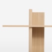 Zbliżenie na górną półkę oraz sposób połączenia jej z bokami regału.