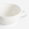 Zbliżenie na tłoczenia i uchwyt porcelanowej miski raphael.