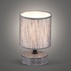 Lampa stołowa z abażurem popielata zaświecona, widoczna od przodu.