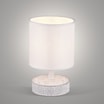 Lampa stołowa z abażurem biała zaświecona, widoczna od przodu.