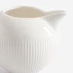 Zbliżenie na profilowany dzióbek porcelanowego mlecznika raphael.