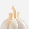 Zbliżenie na ceramiczną kokardkę na ogonku dyni