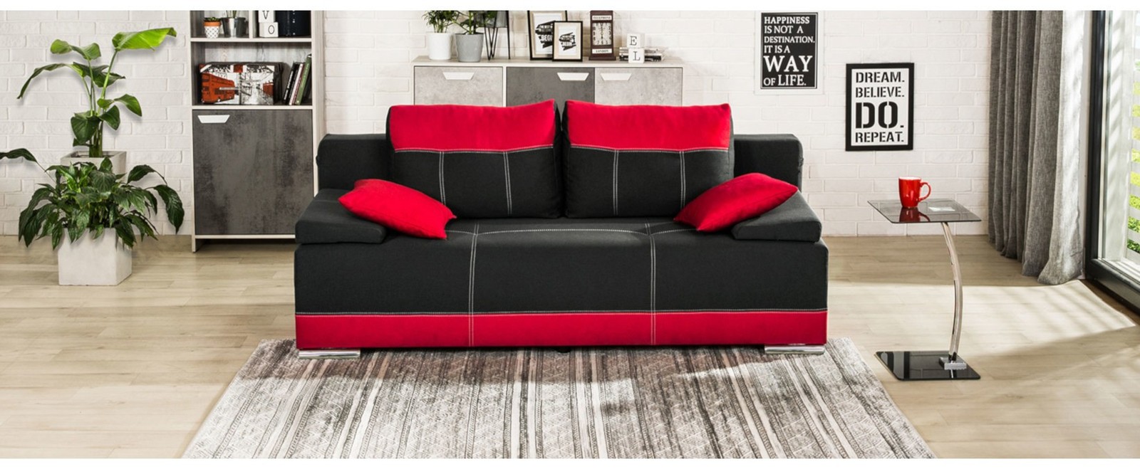 Sofa rozkładana do salonu w czarno-czerwonej tapicerce z funkcją codziennego wypoczynku