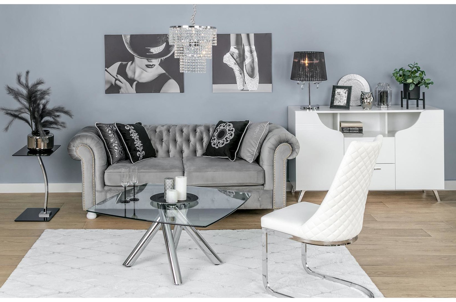 Szara sofa chesterfield z pikowanym oparciem w eleganckiej aranżacji salonu w stylu glamour.