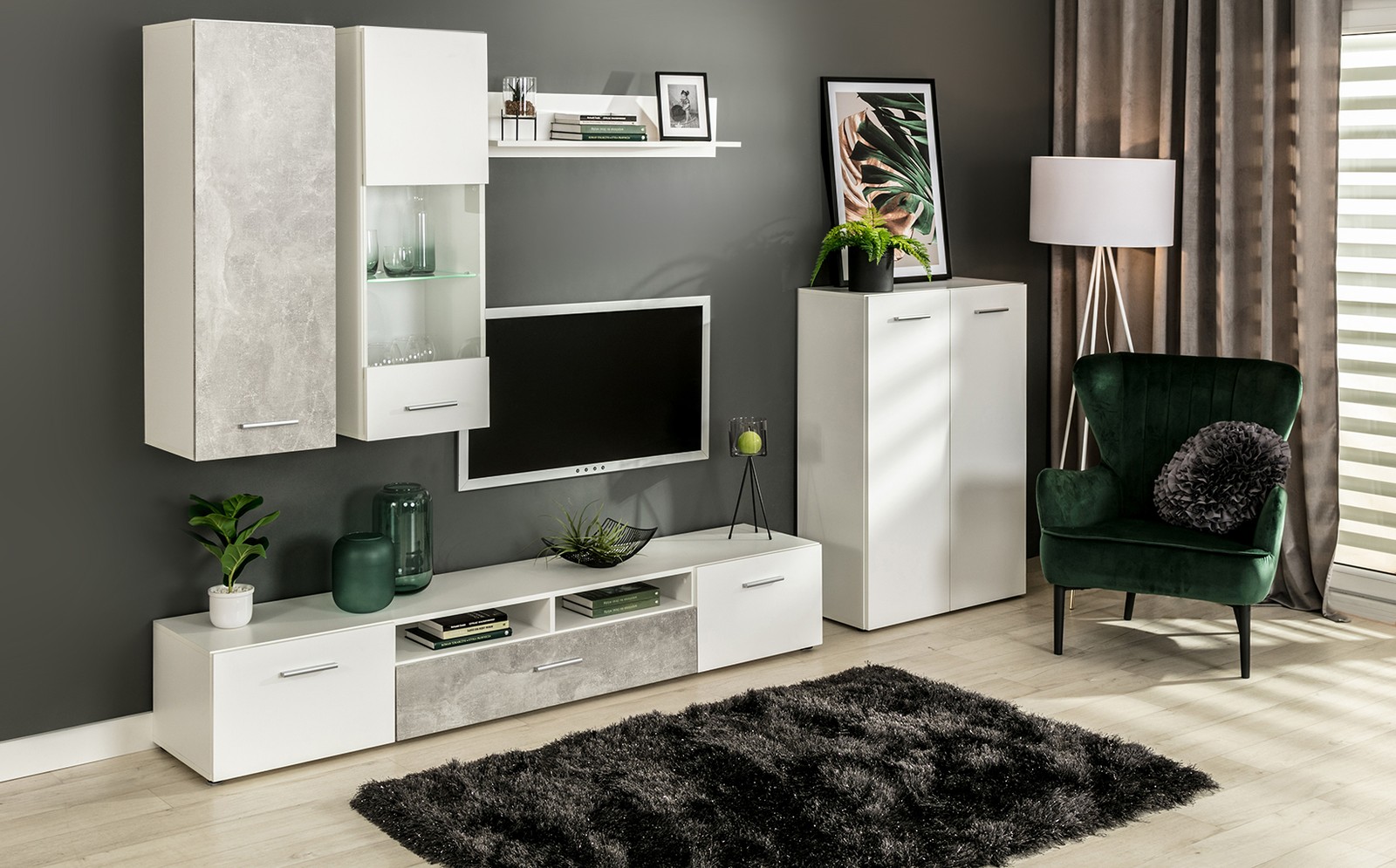 Biało-szary salon z meblościanką