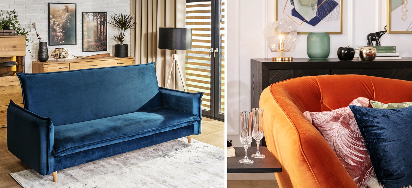 Granatowa i pomarańczowa sofa welurowa z ozdobnymi poduszkami w eleganckiej aranżacji salonu.