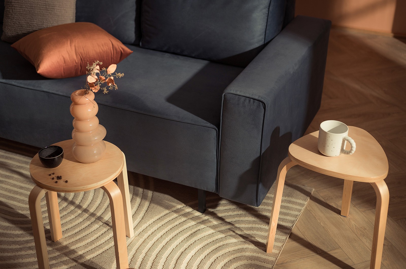 Peach is new black, czyli pomysły na ścianę za kanapą w odcieniach roku 2024