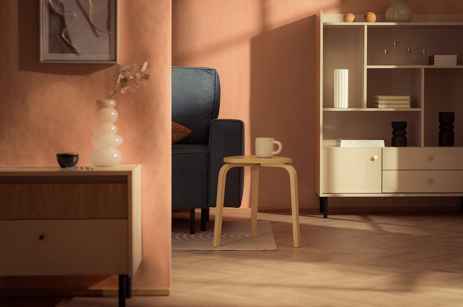 Peach is new black, czyli pomysły na ścianę za kanapą w odcieniach roku 2024