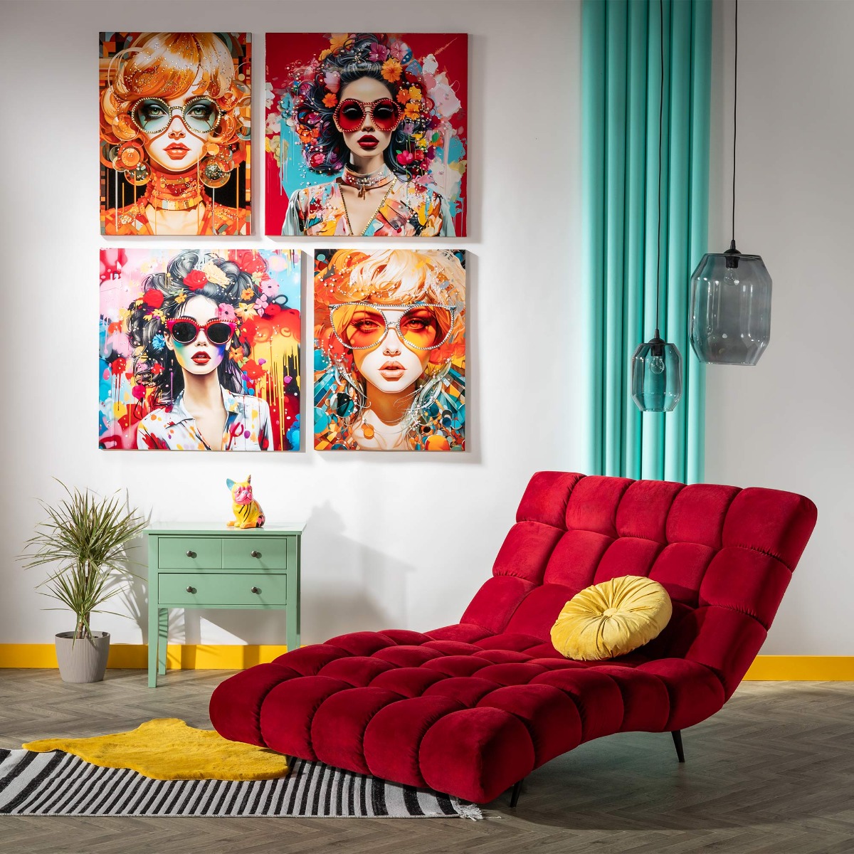 Czerwony szezlong tapicerowany w nowoczesnym salonie z grafikami pop-art i turkusowymi zasłonami.