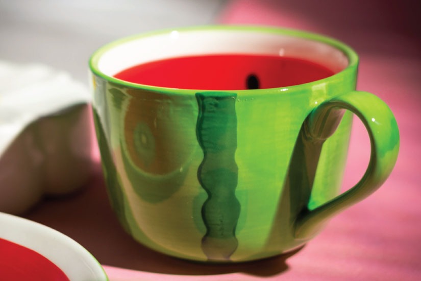 Duża ceramiczna filiżanka JUMBO z kolekcji TROPICANA ozdobiona motywem arbuza. Widoczne intensywne czerwone i zielone elementy dekoracyjne.