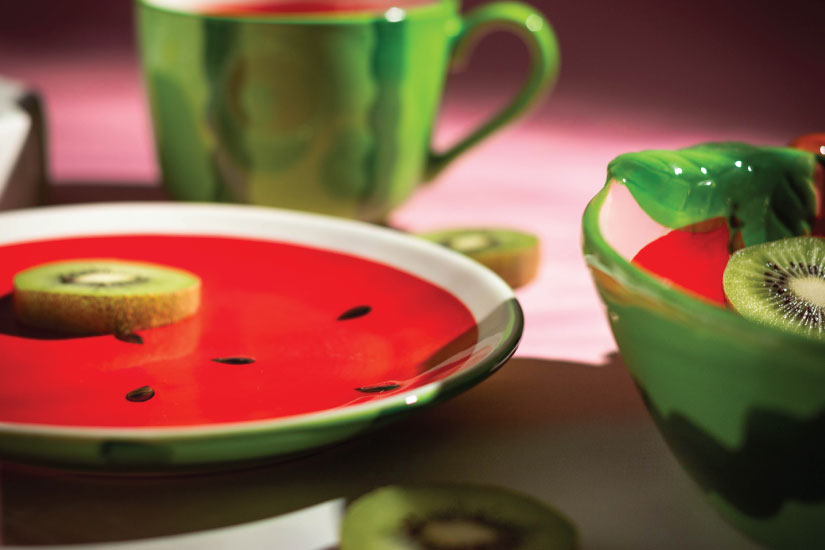 Zbliżenie na ceramiczny talerz TROPICANA z kolorowym motywem arbuza. Widoczny soczysty wzór w odcieniach czerwieni i zieleni na jasnym tle.