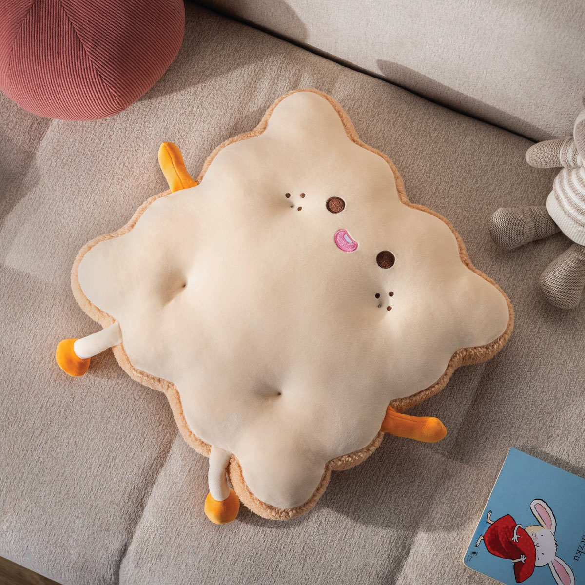 poduszka herbatnik cuddly poduszki dekoracyjne dzieci Poduszka CUDDLY w kształcie herbatnika leży na kanapie w jasnym salonie dziecięcym
