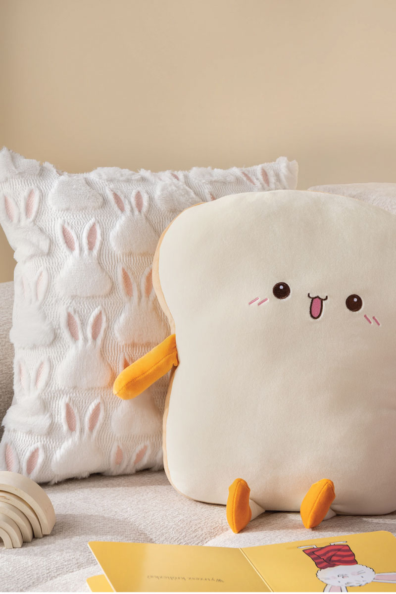 poduszka tost cuddly bunny poduszki dekoracyjne dzieci Poduszka CUDDLY w kształcie tosta oraz poduszka królik bunny ułożone razem na siedzisku