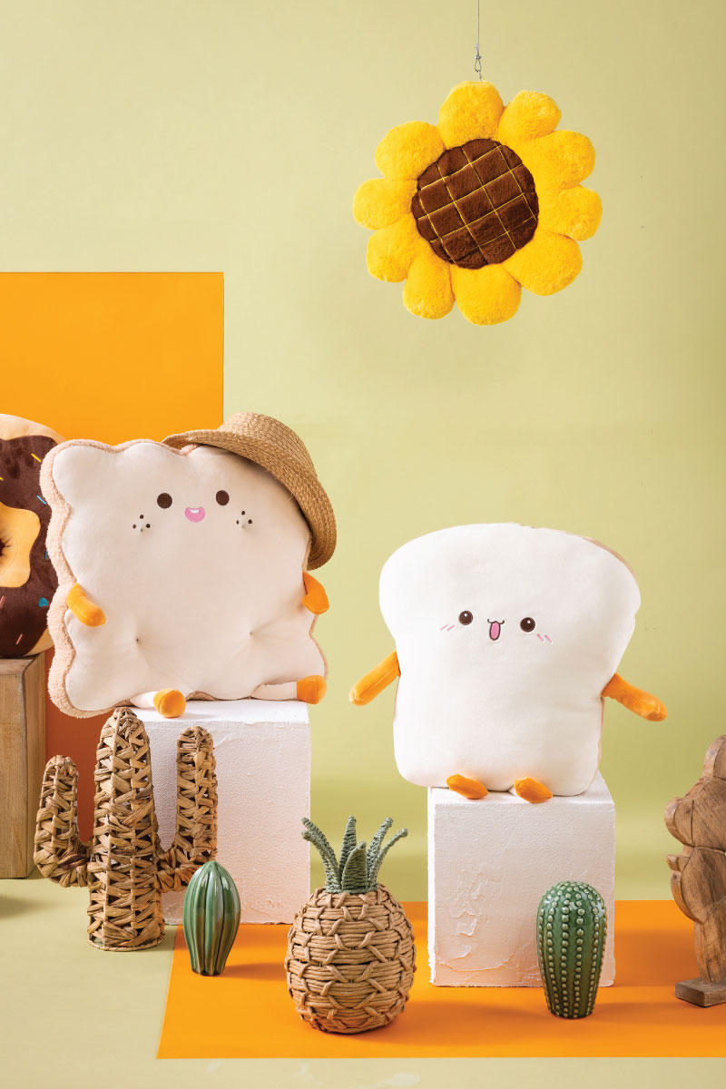 poduszki cuddly zestaw dekoracyjny dzieci zabawne kształty Poduszki w kształcie herbatnika, tosta i słonecznika ułożone w stylizowanej aranżacji przypominającej dziki zachód