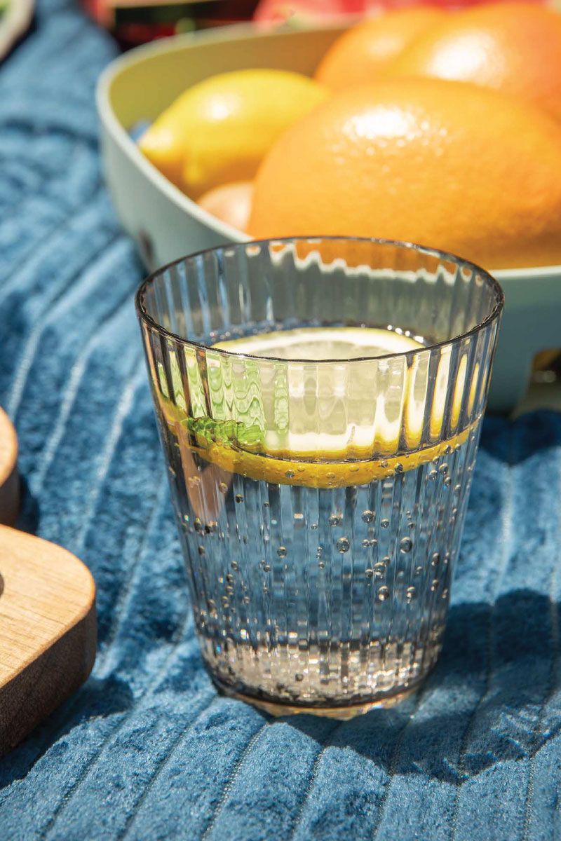 Kubek plastikowy szary 320 ml na piknik Szary kubek plastikowy 320 ml zbliżenie, naczynia outdoor na piknik