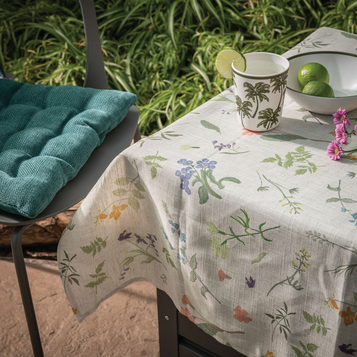 Obrus outdoorowy GARDENA na przyjęcie w ogrodzie Obrus outdoorowy GARDENA detal faktury na stole w ogrodzie