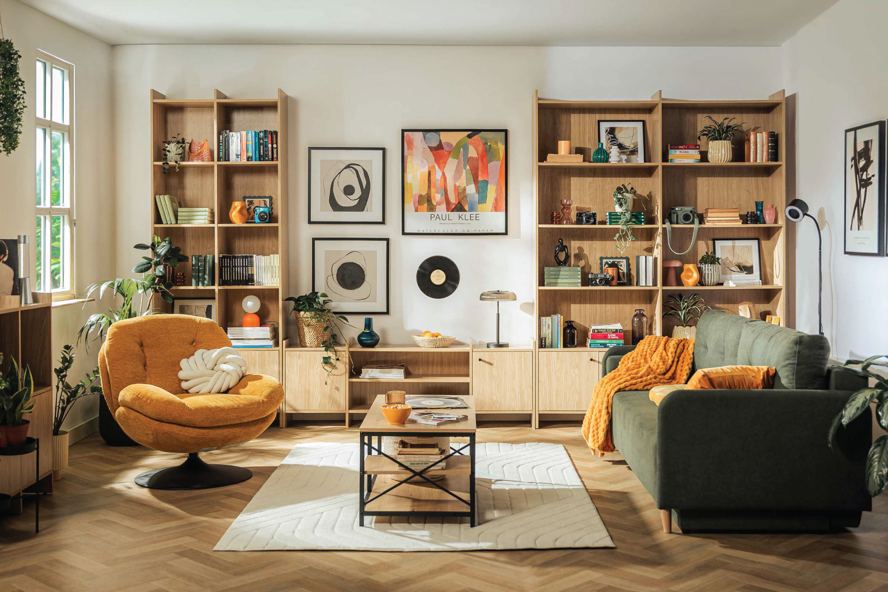 Salon w stylu New Retro z kolekcją Magnus oraz sofą Tampa w kolorze zielonym i musztardowym fotelem Dunne, tworzącymi ciepłą i przytulną aranżację.