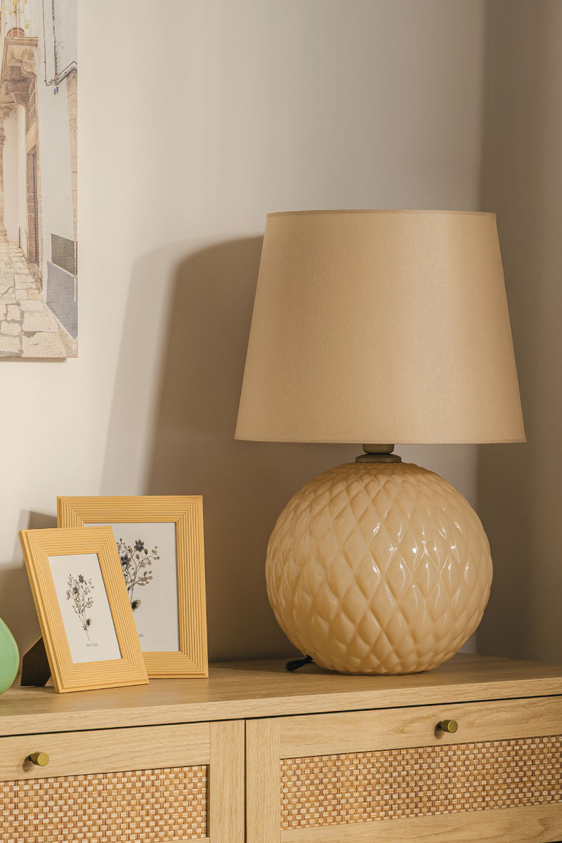 lampa stołowa Santana w kolorze ecru na komodzie Calasetta w jasnym salonie w kolorach natury.