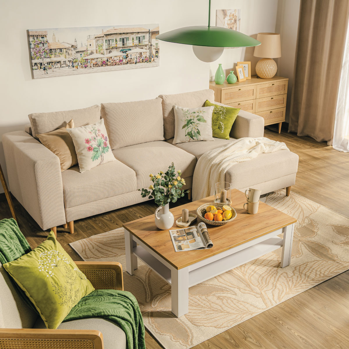 Rzut z góry na salon z beżowym narożnikiem Pera, stolikiem Lanzette z blatem w kolorze  dąb craft i zielonymi akcentami w dodatkach..