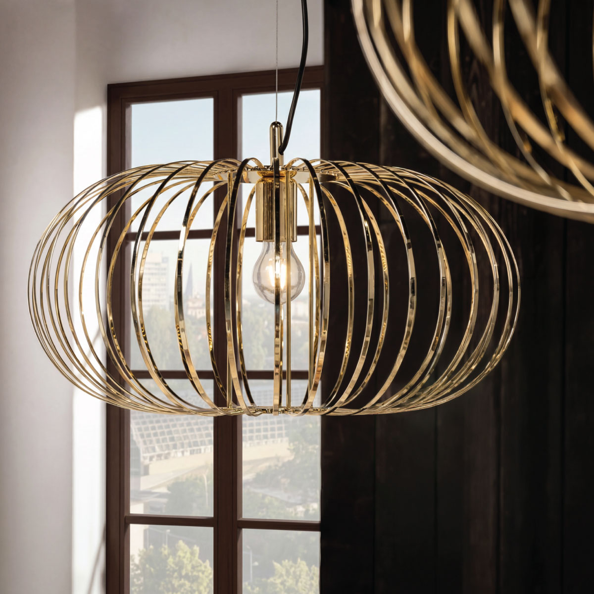 Złota lampa wisząca GLOBE z dekoracyjnymi detalami i ciepłym światłem nad stołem