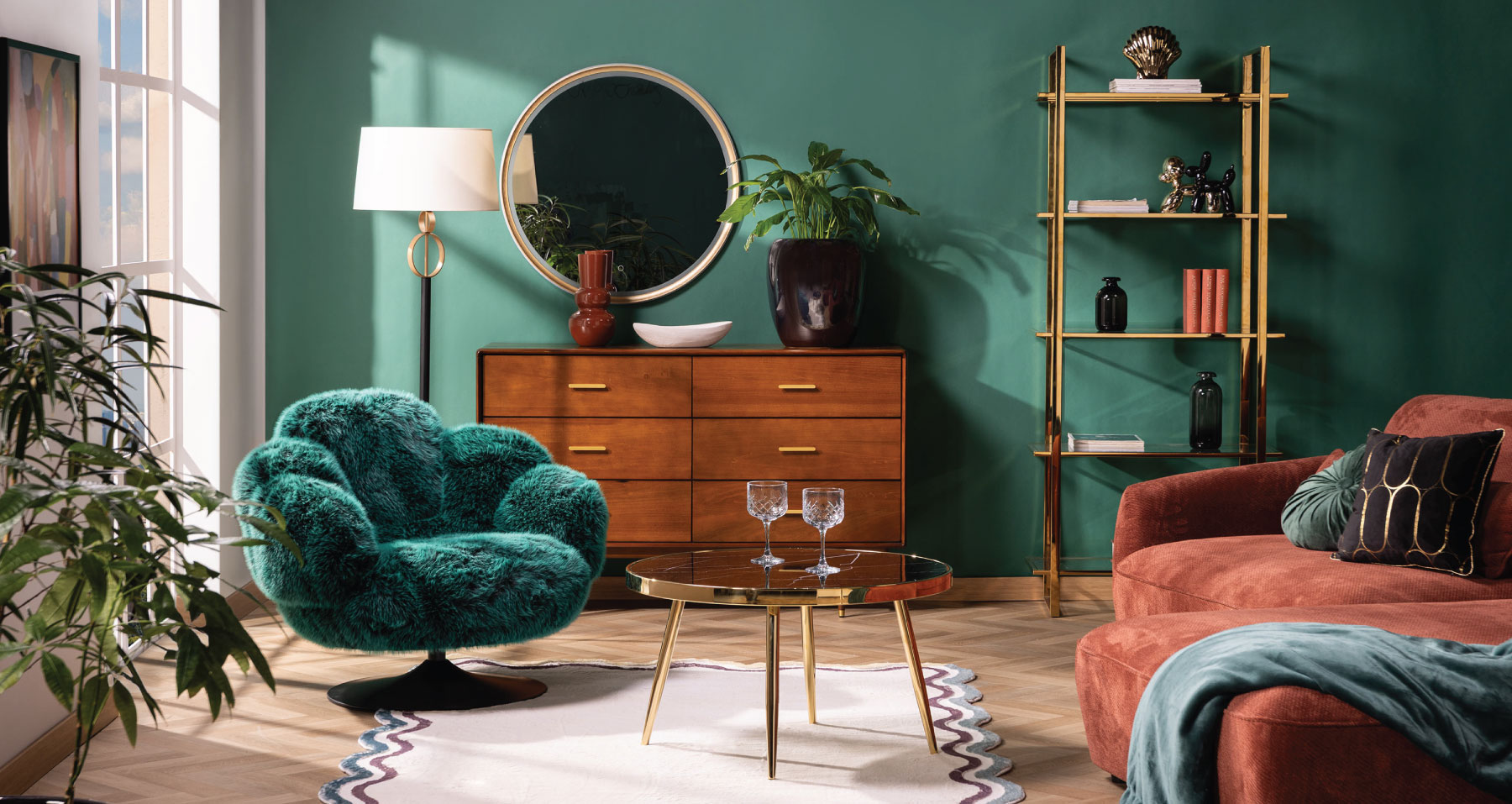 salon Warm & Cozy Mid-Century z narożnikiem, złotem i ciemnym drewnem i jasnymi tkaninami trendy 2026 