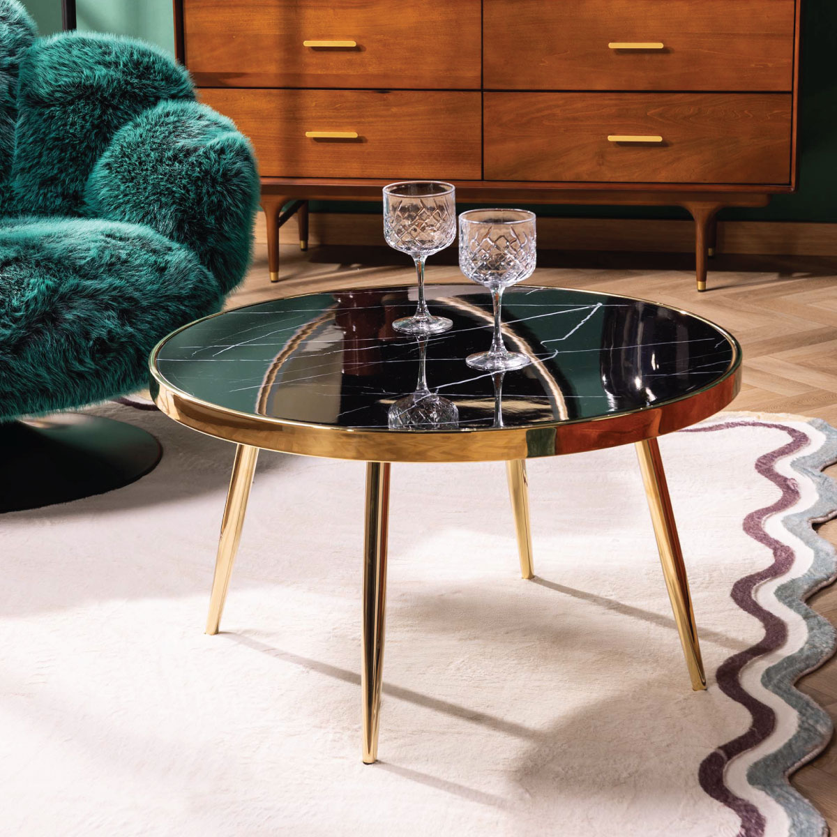 stolik EFUZZO i dywan BISCUIT w przytulnym salonie mid century 