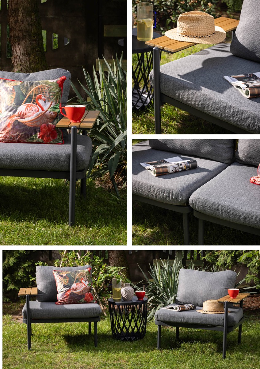 Modułowa sofa ogrodowa LEILA ze wbudowanym stolikiem ustawiona na trawniku wśród zielonych roślin. Aranżację uzupełniają dekoracyjne poduszki z motywem tropikalnym, stolik z napojami 