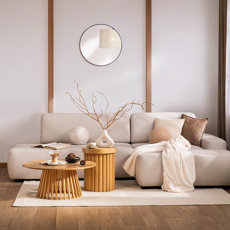 Salon w stylu feng shui: jasny narożnik i drewniane stoliki kawowe.