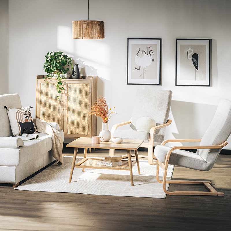 Jasny salon ze strefą relaksu z meblami boho.