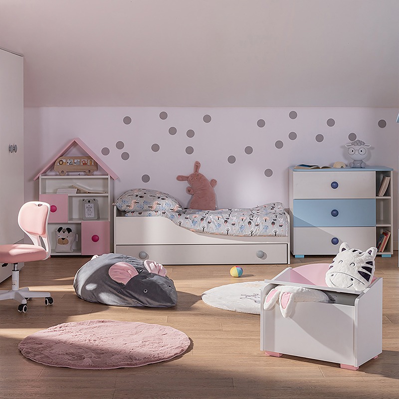 Pokój dziecięcy z meblami z kolekcji TOP BABY wraz z akcesoriami. 