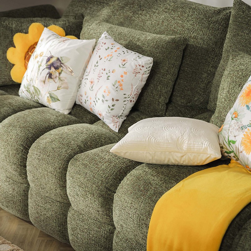 Sofa 3-osobowa CAPSIO z wiosennymi poduszkami i kocem.