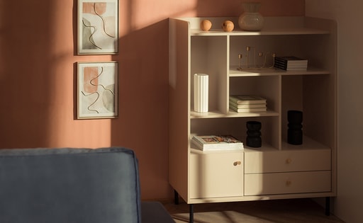 Peach is new black, czyli pomysły na ścianę za kanapą w odcieniach roku 2024