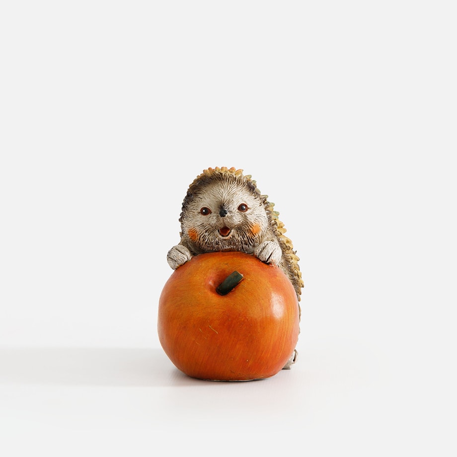 Figurka dekoracyjna JEŻ Z JABŁKIEM, 10,5 cm