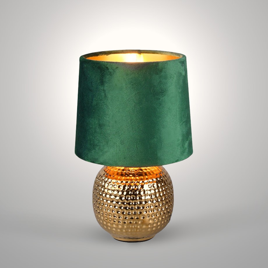 Lampa stołowa z abażurem zielono-złota zaświecona widoczna od przodu.