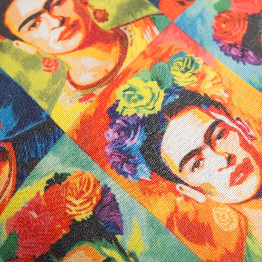 Zbliżenie na wzór poduszki dekoracyjnej HUGO Frida 45x45 cm. Intensywne kolory i wyraziste detale nadruku.