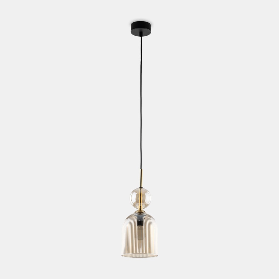 Wiszący model lampy SOPHIA COGNAC zestawia klasykę i nowoczesność w ciekawej formie.