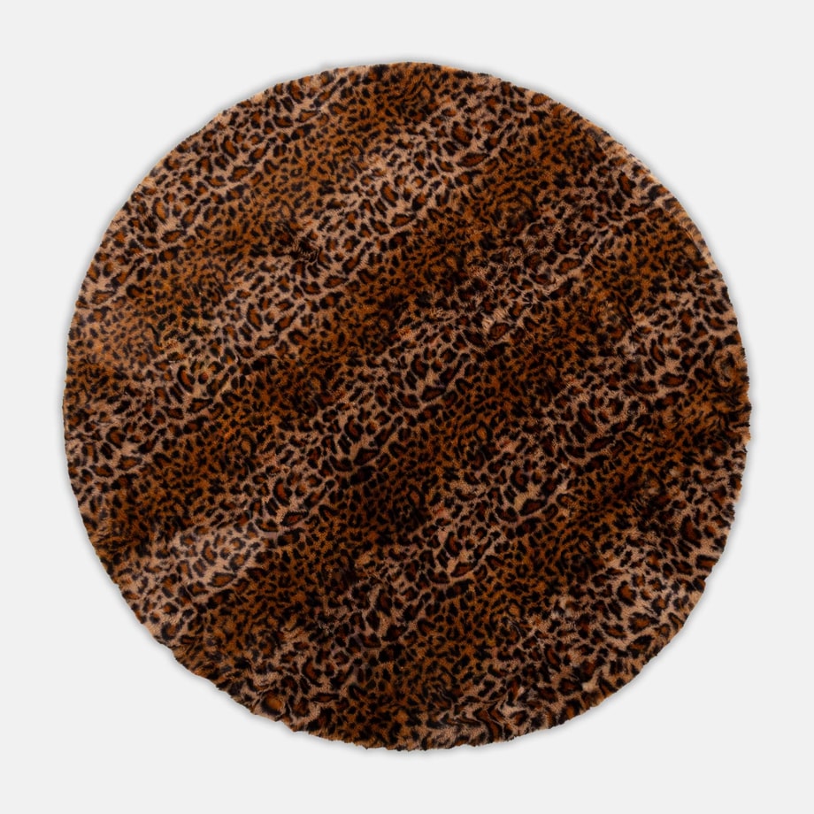 Okrągły dywan w stylu animal print prezentowany w całości.