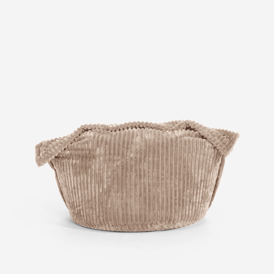 Pufa w kolorze cappuccino o sztruksowej strukturze widoczna od przodu.