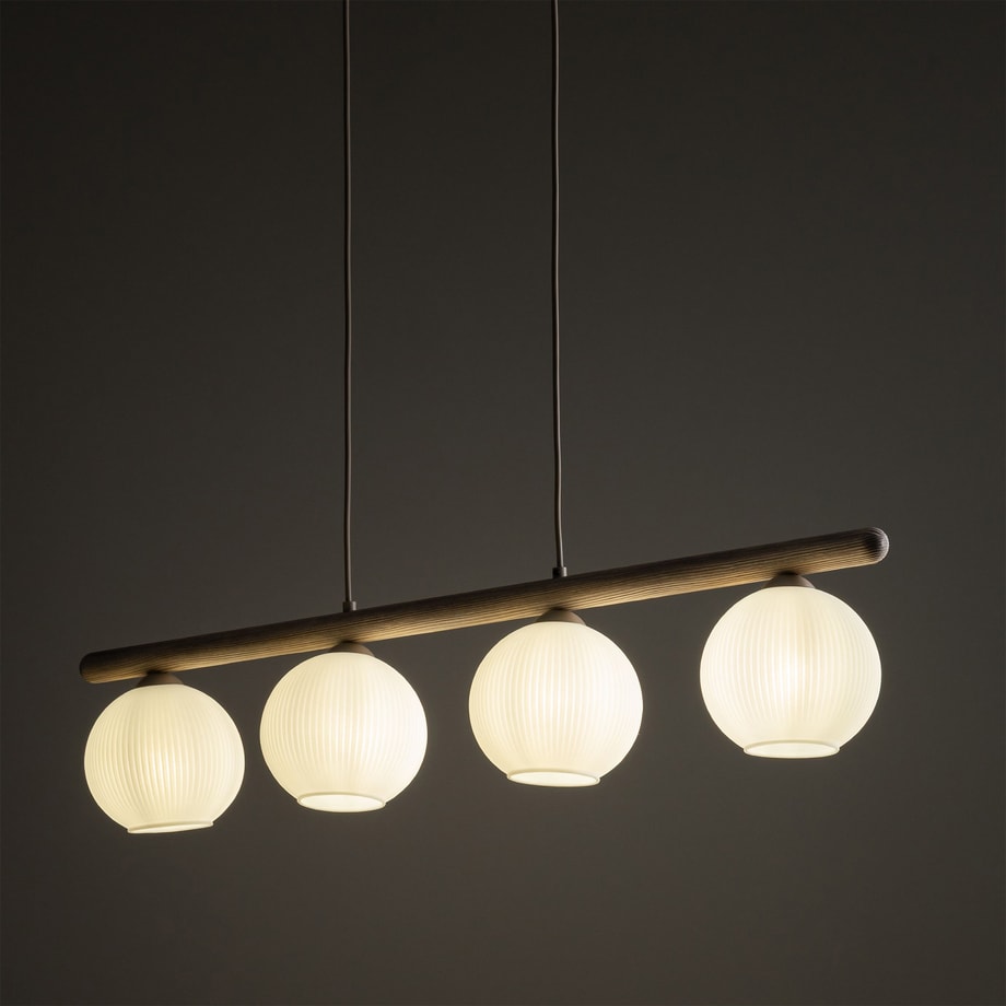 Wiszący model lampy VIRLO sprawdzi się w salonie lub jadalni.