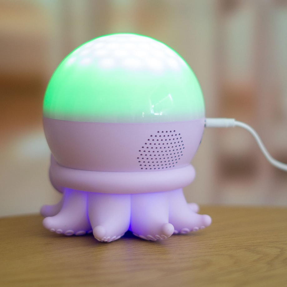 MARY'S projektor ośmiornica LED RGB fioletowa od tyłu - widok na głośnik i kabel zasilający.