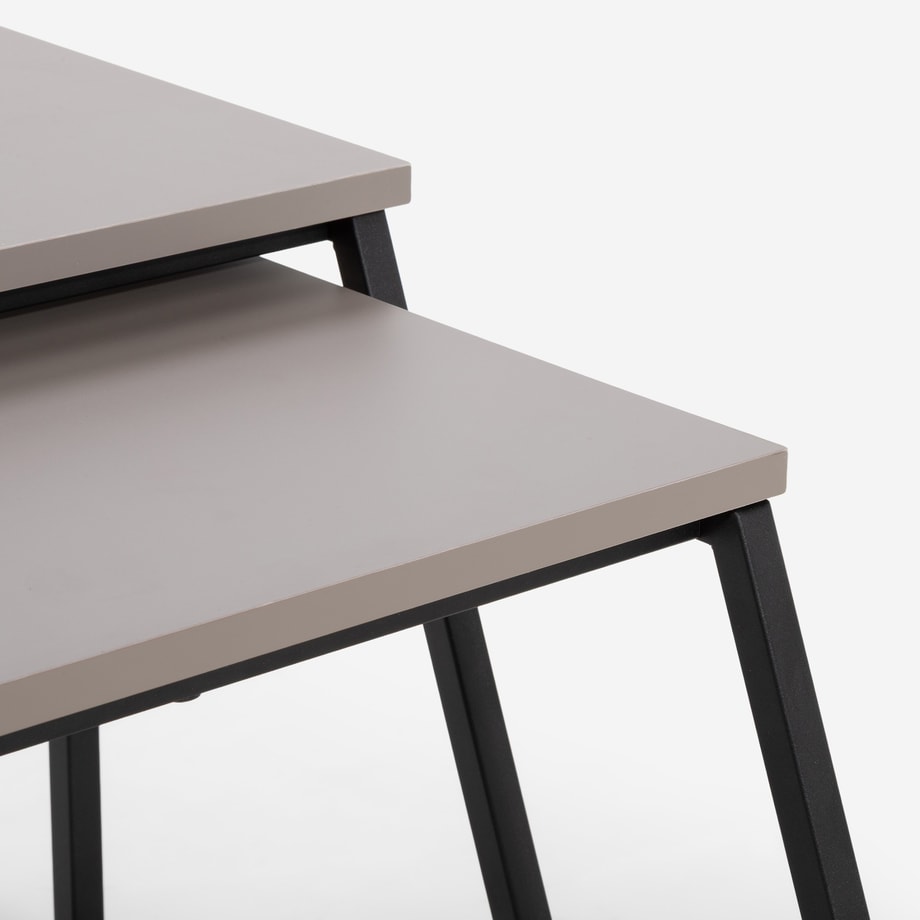 Prosta konstrukcja jest idealna do nowoczesnych wnętrz. Mały rozmiar i możliwość zsuwania pasuje do mniejszych salonów.  
