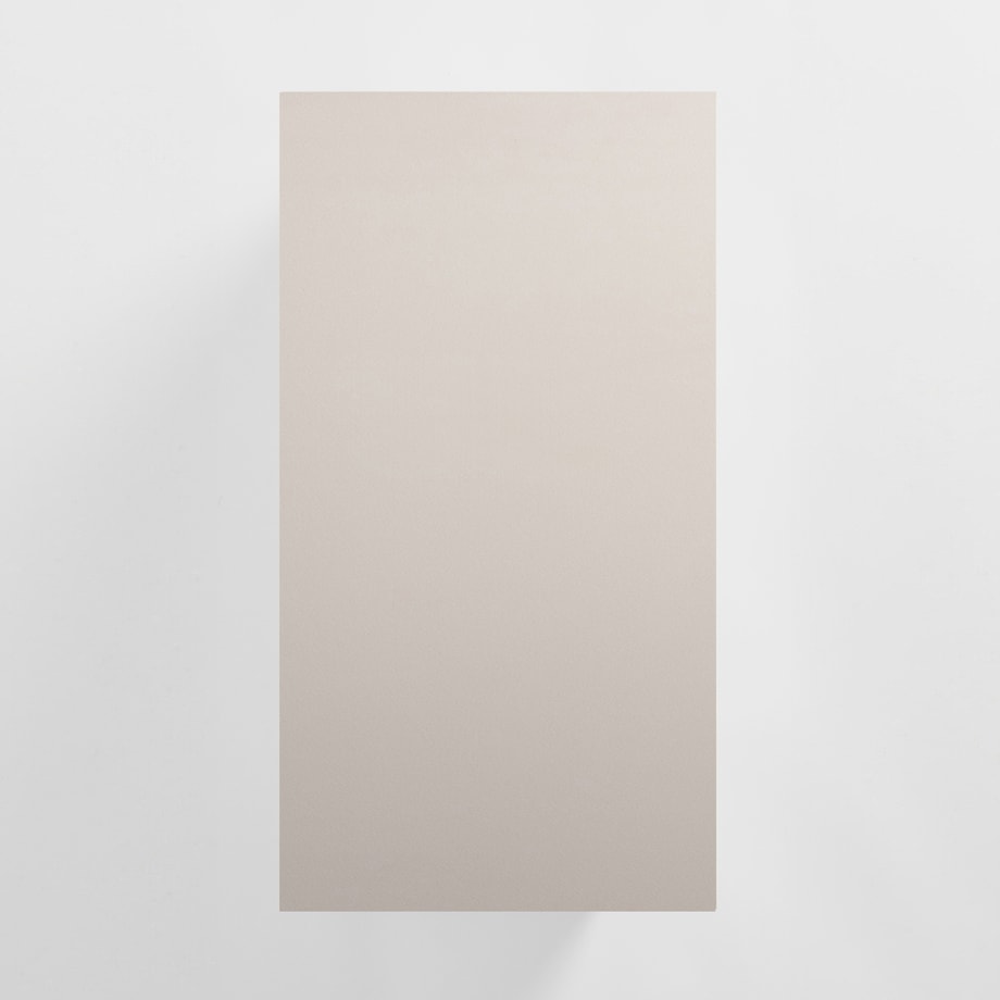 Został wykonany z płyty meblowej o grubości 1,8 cm, wykończony laminatem.