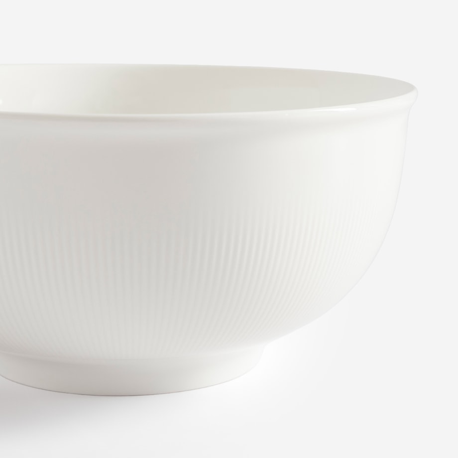 Zbliżenie na pionowe tłoczenia i krawędź porcelanowej miski raphael.