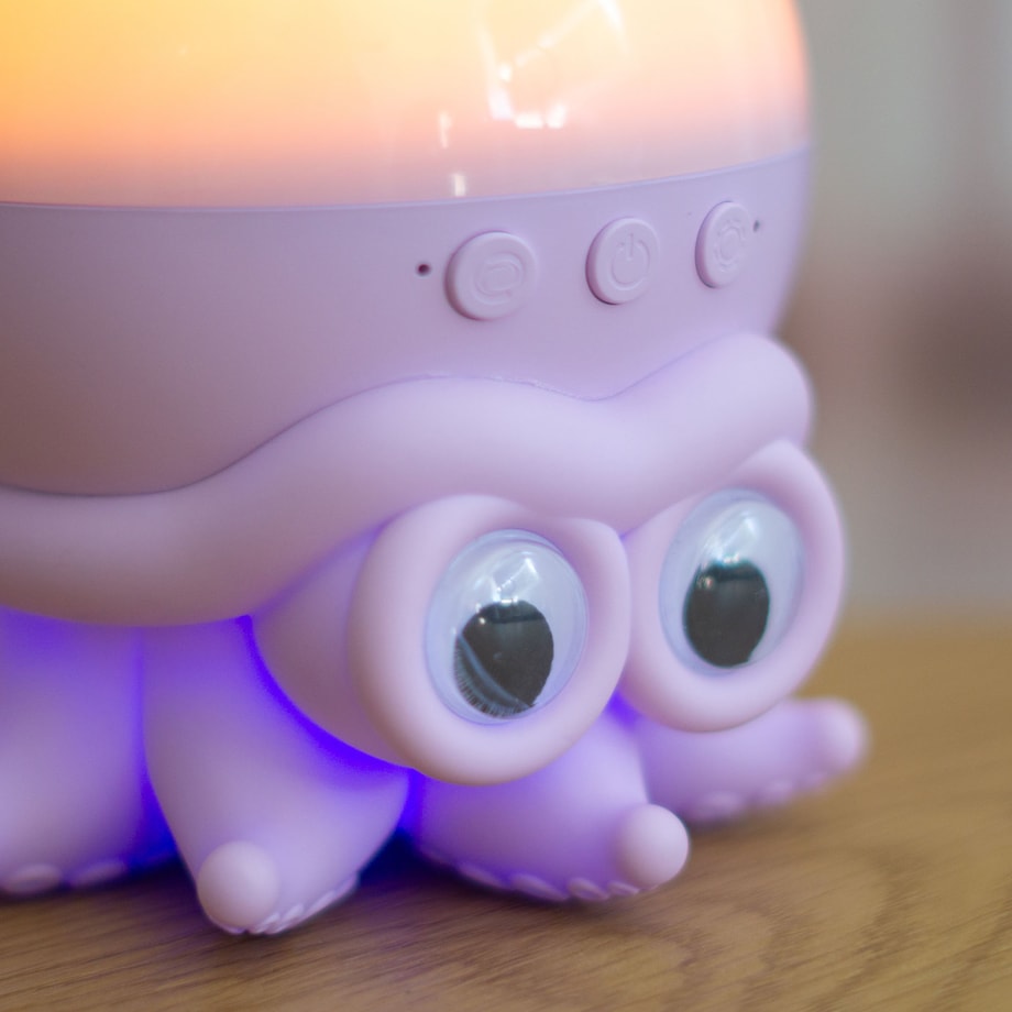 Zbliżenie na przyciski projektora LED RGB w kształcie ośmiornicy. 